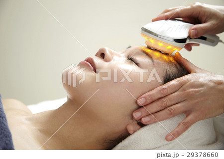 エステ機材、エステサロンのイメージ。プロのエステ、施術と20代女性モデル。 29378660