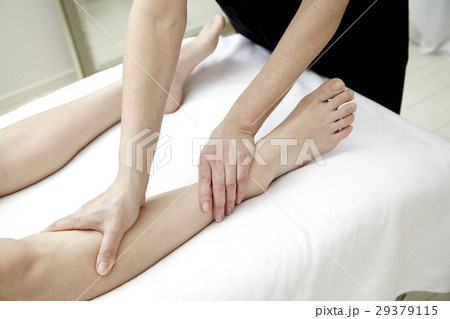 エステサロンのイメージ。足マッサージと施術ベッド。顔なし。 29379115