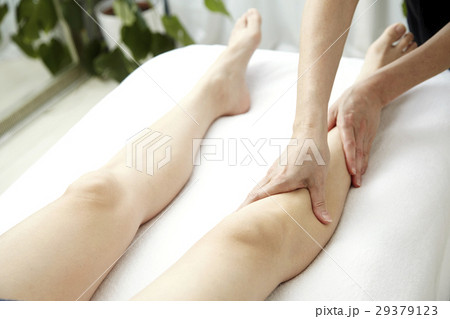 エステサロンのイメージ。足マッサージと施術ベッド。顔なし。 29379123