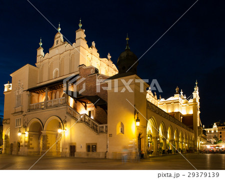 Sukiennice in Krakow by night 29379139