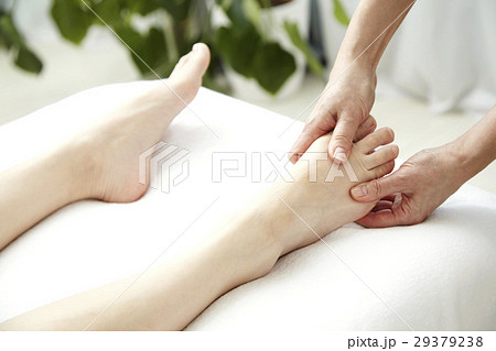 エステサロンのイメージ 足指マッサージと施術ベッド 顔なし の写真素材