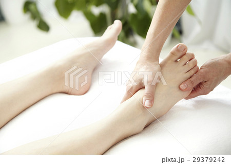 エステサロンのイメージ。足指マッサージと施術ベッド。顔なし。 29379242