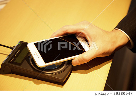 会計　スマホ　おサイフケータイ　支払い　精算　撮影協力：TENOHA DAIKANYAMA 29380947
