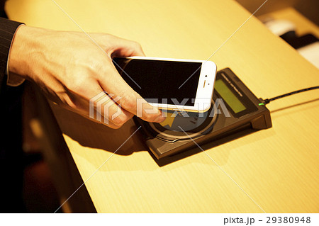 会計　スマホ　おサイフケータイ　支払い　精算　撮影協力：TENOHA DAIKANYAMA 29380948