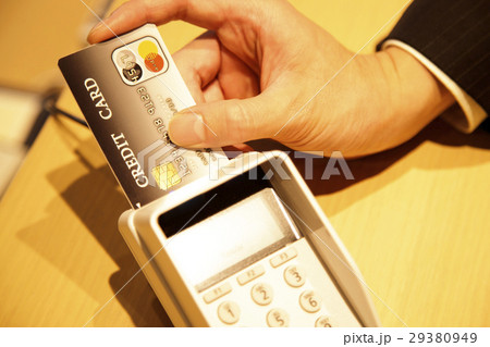 会計　クレジットカード　支払い　精算　撮影協力：TENOHA DAIKANYAMA 29380949