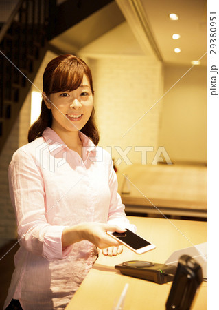 会計　スマホ　女性　おサイフケータイ　支払い　精算　撮影協力：TENOHA DAIKANYAMA 29380951