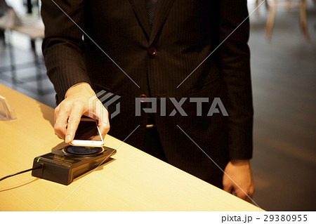 会計 スマホ おサイフケータイ 支払い 精算 撮影協力:TENOHA DAIKANYAMA 会計 スマホ おサイフケータイ 支払い 精算 撮影協力:TENOHA DAIKANYAMA 29380955