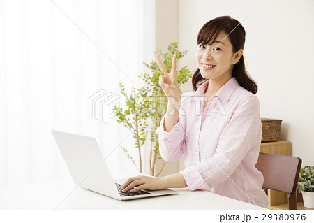 女性　在宅勤務　主婦　パソコン　テレワーク　テレワーカー　笑顔　人物　ミドル　中年　ライフスタイル 29380976
