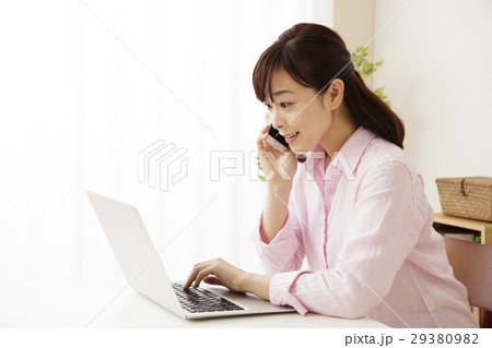 女性 在宅勤務 主婦 パソコン スマホ テレワーカー 笑顔 人物 ミドル 中年 ライフスタイル 女性 在宅勤務 主婦 パソコン スマホ テレワーカー 笑顔 人物 ミドル 中年 ライフスタイル 29380982