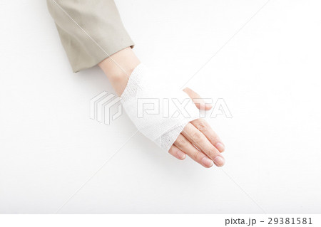 包帯を巻いた女性の手の写真素材
