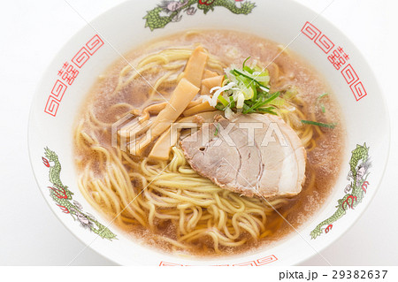 醤油ラーメン　白バック 29382637