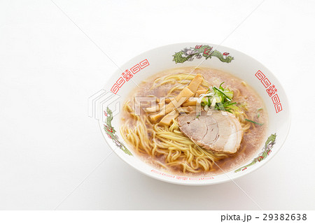 醤油ラーメン　白バック 29382638