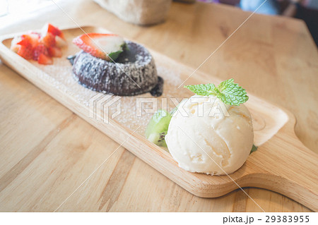 chocolate lava cake with vanilla ice cream 29383955