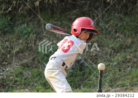 バッティングする野球少年３ 29384212