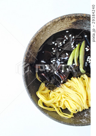 Korean black bean noodle jajangmyeon 29384240