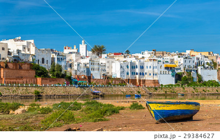 Fishing boat on the bank of a river in Azemmour 29384627