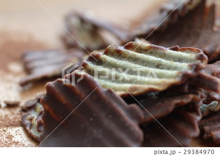 チョコレートポテトチップス　ポテトチップス　チョコレート 29384970