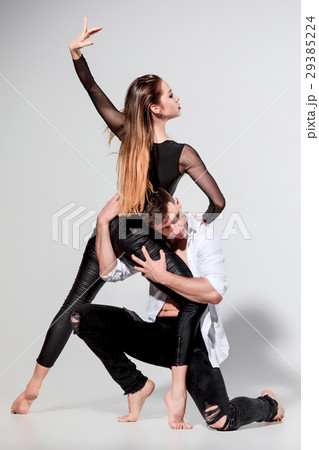 Two people dancing 29385224