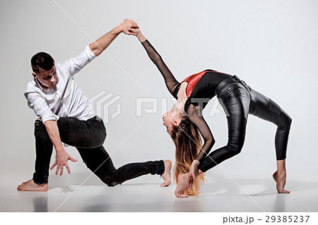 Two people dancing 29385237