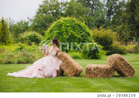 Portrait of a beautiful bride in park Portrait of a beautiful bride in park 29386159