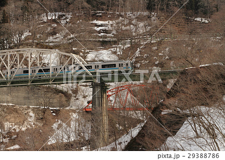 大糸線　雪解けの姫川谷 29388786