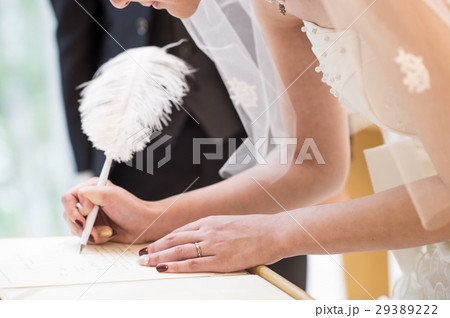 ウェディングドレスの花嫁 – 教会式で誓いを捧げる祈りの瞬間 29389222