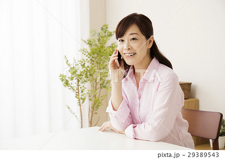 女性　スマホ　主婦　笑顔　人物　ミドル　中年　ライフスタイル　スマートフォン　アラフォー 29389543