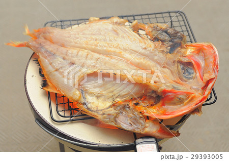 七輪で金目鯛の開きを炭火焼き 29393005
