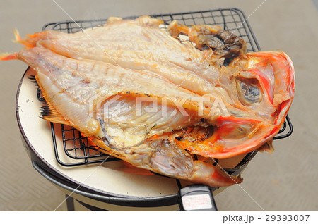 七輪で金目鯛の開きを炭火焼き 29393007