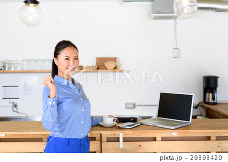 カフェのカウンターで仕事をする女性　カジュアルビジネス 29393420