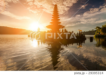 Pura Ulun Danu Bratan, Hindu temple on lak Pura Ulun Danu Bratan, Hindu temple on lak 29395314
