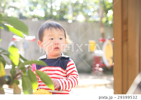 公園で遊ぶ2歳の男の子 公園で遊ぶ2歳の男の子 29399532