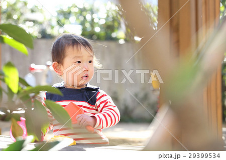 公園で遊ぶ2歳の男の子 公園で遊ぶ2歳の男の子 29399534