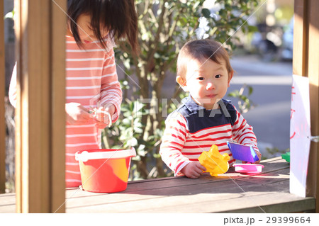 ままごと遊びする子供達 ままごと遊びする子供達 29399664