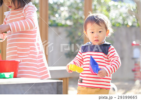 ままごと遊びする子供達 29399665