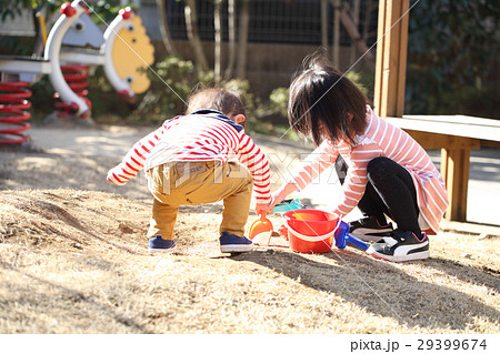 ままごと遊びする子供達 29399674