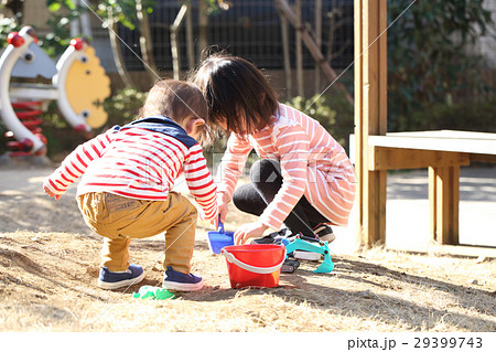ままごと遊びする子供達 ままごと遊びする子供達 29399743