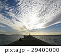 秋の埠頭　一面に広がるいわし雲と釣り人 29400000