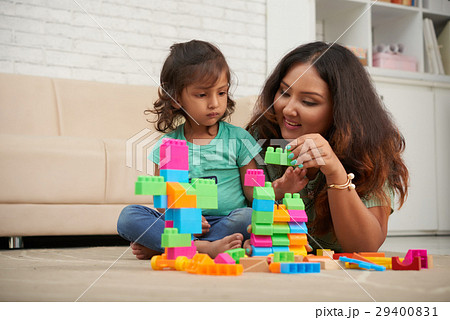 Playing with blocks 29400831