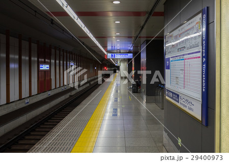 Passengers waiting for Keisei Skyliner train 29400973