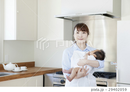 キッチン　新生児　主婦 29402059