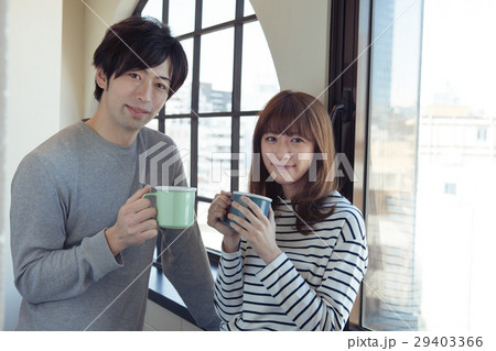 窓際でお茶してくつろぐ20代男女 29403366