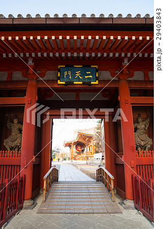 浅草寺 二天門 早朝風景 17年1月撮影の写真素材