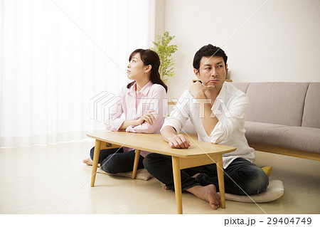 夫婦喧嘩 喧嘩 怒る 謝る 謝罪 トラブル 夫婦 カップル 女性 家族 男性 夫婦喧嘩 喧嘩 怒る 謝る 謝罪 トラブル 夫婦 カップル 女性 家族 男性 29404749