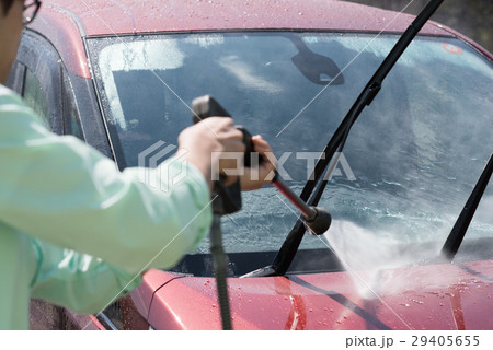 洗車する若い男性  29405655