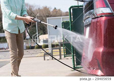 洗車する若い男性 29405659