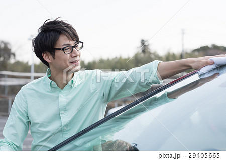 洗車する若い男性 洗車する若い男性 29405665