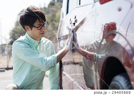 洗車する若い男性 29405669