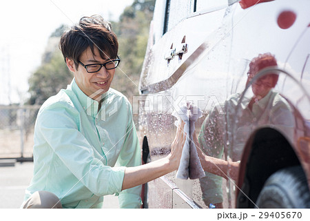 洗車する若い男性 洗車する若い男性 29405670