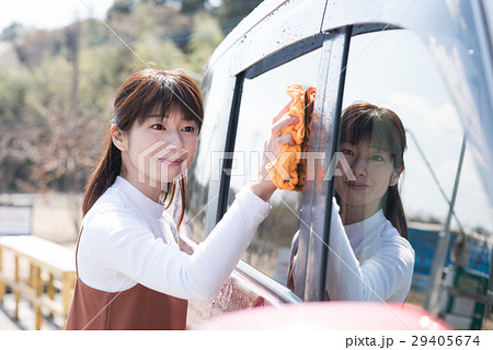 洗車する若い女性 29405674